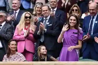 Prinzessin Kate winkt den Zuschauern in Wimbledon