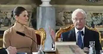 Prinzessin Victoria und König Carl Gustaf beim Regierungswechsel im Königspalast in Stockholm