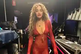 Rita Ora durchsichtiges Kleid rot