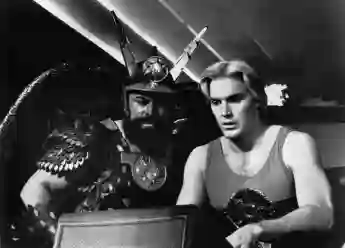 Sam J. Jones als „Flash Gordon“(r.) in dem 1980 erschienenen Film