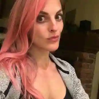 Sandy Mölling rosa Haare