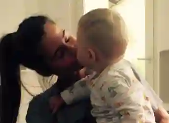 Sarah Lombardi gibt ihrem Baby Alessio einen Kuss