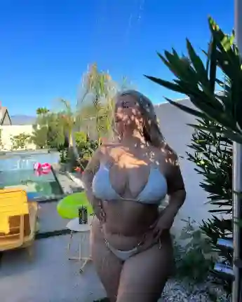 sarina nowak heiß sexy dusche bikini nippelblitzer