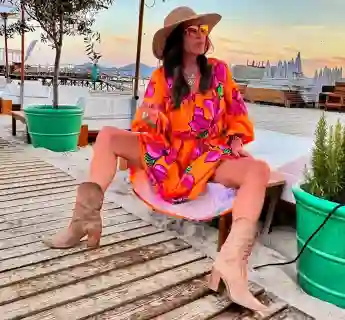 simone thomalla heiß sexy cowboy girl breitbeinig pose gewagt