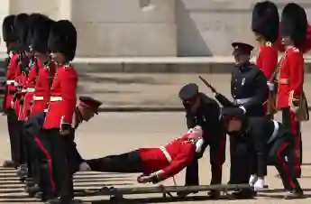 trooping the colour soldaten ohnmaechtig