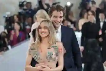 Suki Waterhouse und Robert Pattinson bei der Met Gala 2023