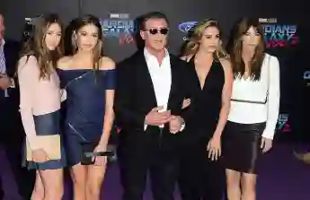 Sylvster Stallone mit seiner Frau und seinen Töchtern Scarlet, Sistine und Sophia