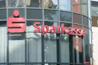 symbolbild sparkasse filiale geld