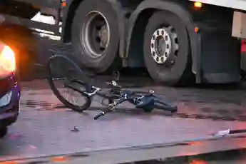 Symbolfoto: Fahrrad und LKW