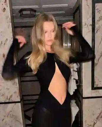 Toni Garrn body sexy