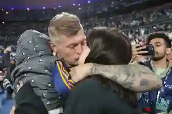 Toni Kroos küsst seine Frau Jessica