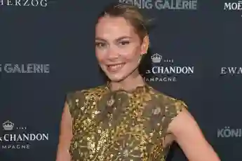 valentina pahde heiß sexy freizügig beine paris fashion week transparent kleid