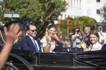 BORGHOLM 20230714 Kronprinsessan Victoria, prins Daniel och barnen prinsessan Estelle och prins Oscar aker vagn i hästko