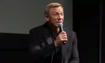 Anschauen: Daniel Craig wird emotional, nachdem er sein letztes Bond-Film-Redevideo beendet hat James Bond 2021 Film Film No Time To Die Erscheinungsdatum Schauspieler 007