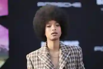 willow smith heiß sexy hüllenlos freizügig musik clip backstage look