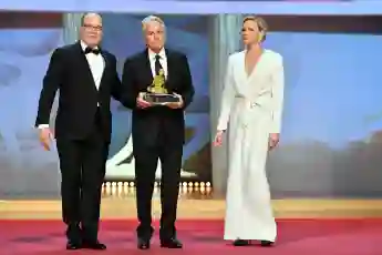 Fürst Albert II. und Fürstin Charlène von Monaco überreichen Michael Douglas den Golden Nymph Award