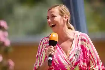 Andrea Kiewel lacht während ihrer Moderation beim „ZDF-Fernsehgarten“