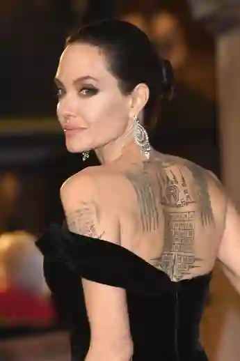 Angelina Jolie Tattoos Rücken