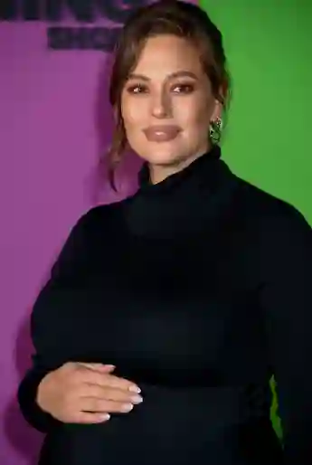 Ashley Graham posiert kurz vor der Geburt mit XXL-Babybauch