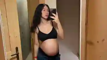 Aurora Ramazzotti macht ein Selfie von ihrem nackten Babybauch