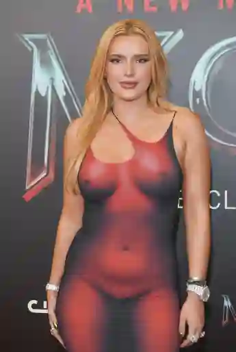 Bella Thorne rotes Kleid