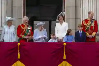 Die Britische Königsfamilie steht gemeinsam auf dem Balkon in London anlässlich des 70. Thronjubiläums der Königin 2022