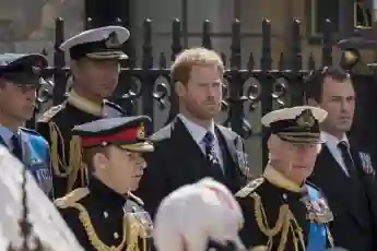 Prinz Harry, Prinz William und König Charles bei der Beerdigung der Königin