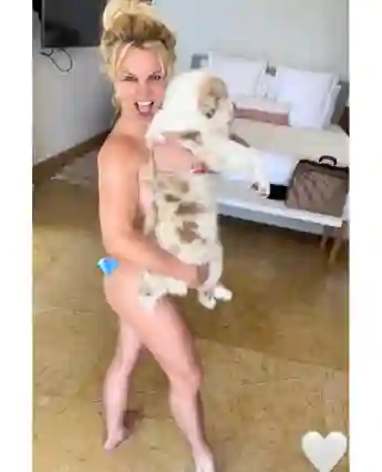 britney spears ohne kleidung mit hund