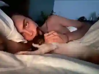 Cara Delevingne im Bett mit Hund auf Instagram