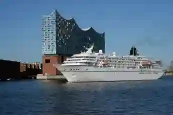 „Das Traumschiff“, die MS Amadea von Phoenix Reisen, am 26. Mai 2017 in  Hamburg