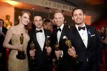 die größten Rekorde der Oscars: Schauspielerin Emma Stone und die oscarprämierten Komponisten Justin Hurwitz, Justin Paul und Benj Pasek bei den Oscars 2017