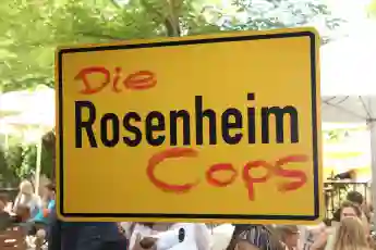 „Die Rosenheim-Cops“: Schild zur Serie am Fantag 2019