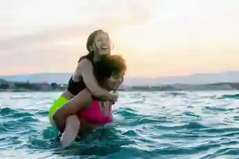 Nathalie und Manal Issa in dem 2022 erschienen Film „Die Schwimmerinnen“