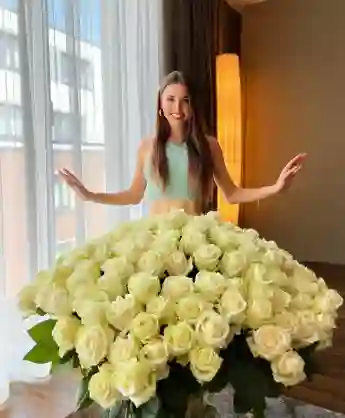 Ekaterina Leonova geburtstag weiße rosen Blumenstrauß