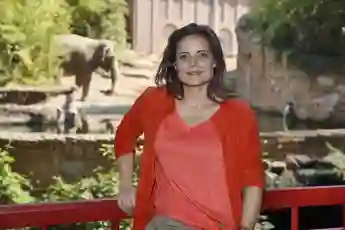 Schauspielerin Elisabeth Lanz bei einem Fototermin für die Serie „Tierärztin Dr. Mertens“ im Leipziger Zoo 2018