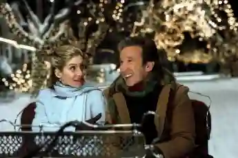 Elizabeth Mitchell und Tim Allen in „Santa Clause 2“