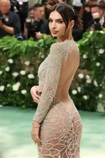 Emily Ratajkowski hüllenlos auf der Met Gala 2024