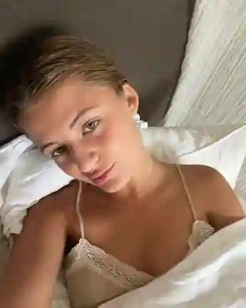 Emma Schweiger Selfie im Bett auf Instagram