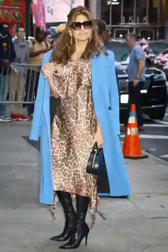 Eva Mendes im Leoparden-Kleid in New York