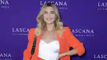 Fata Hasanovic in einem orangefarbenen Ensemble auf einem Event 2022