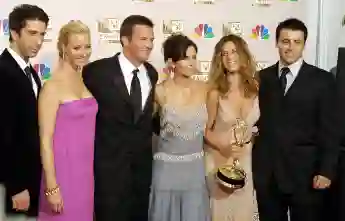 Der „Friends“-Cast David Schwimmer, Lisa Kudrow, Mathew Perry, Courtney Cox, Jennifer Aniston und Matt LeBlanc bei den Emmy Awards am 22. September 2002