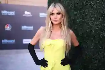 Heidi Klum in einem gelben Kleid mit schwarzen Handschuhen bei den Billboards Music Awards 2022