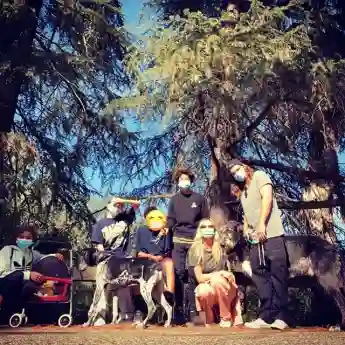 Heidi Klum beim Spaziergang mit ihren vier Kindern Leni, Lou, Henry, Johann und Mann Tom Kaulitz auf Instagram 2020