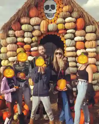 Tom Kaulitz, Heidi Klum und ihre Kinder stimmen sich schon auf Halloween ein