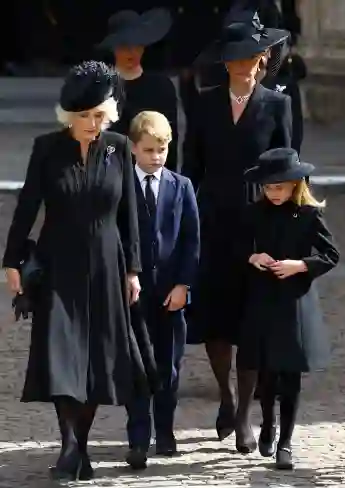 Königin Camilla, Herzogin Kate, Prinz George und Prinzessin Charlotte auf der Beerdigung