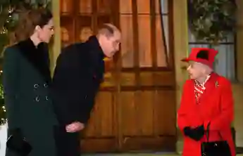Herzogin Kate, Prinz William und Königin Elisabeth II. treffen sich vor dem Schloss Windsor 2020