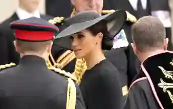 Herzogin Meghan trägt schwarz und starkes Make-up am Tag der Beerdigung der Queen
