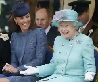 Queen, Die Queen, Herzogin Kate, Herzogin Kate und die Queen, Königin Elisabeth, Die Queen und Herzogin Kate, die Grimassen der Queen, die lustigsten Bilder der Queen, die lustigsten Grimassen der Queen, Queen zieht eine Grimasse, die Queen lacht