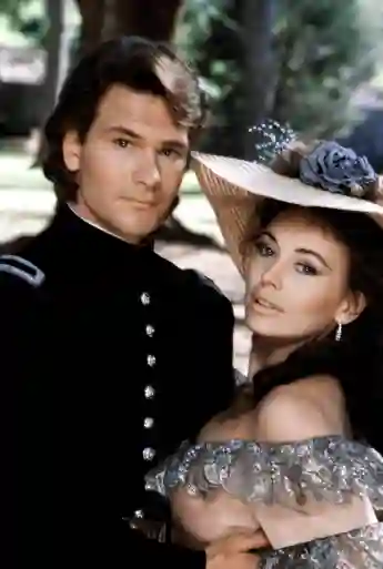 Patrick Swayze und Lesley-Anne Down in „Fackeln im Sturm“