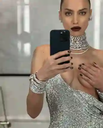 Irina Shayk im Swarovski-Kleid auf der Met Gala 2024